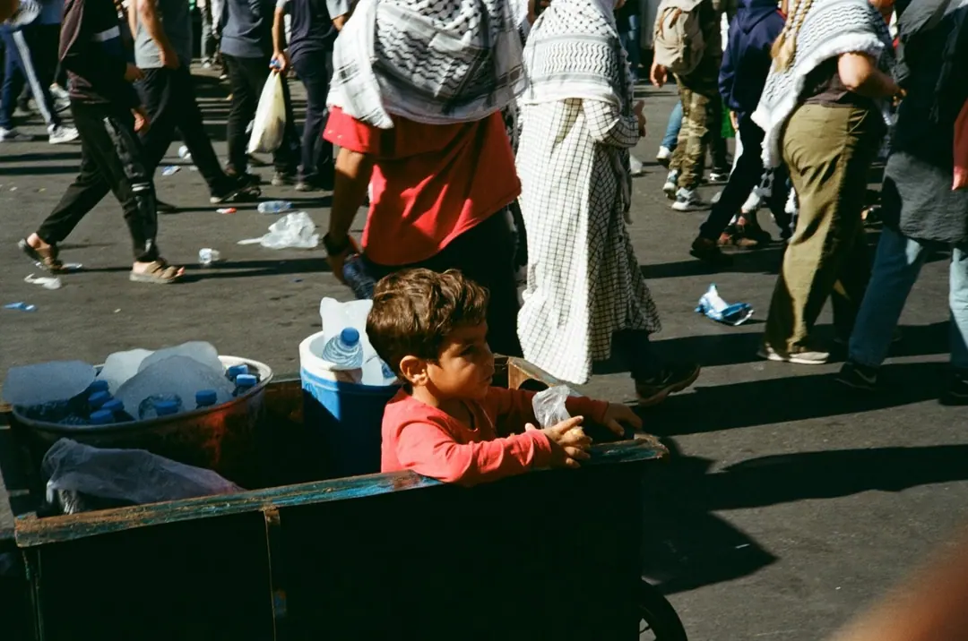 People on 35mm, frame 13 of 69