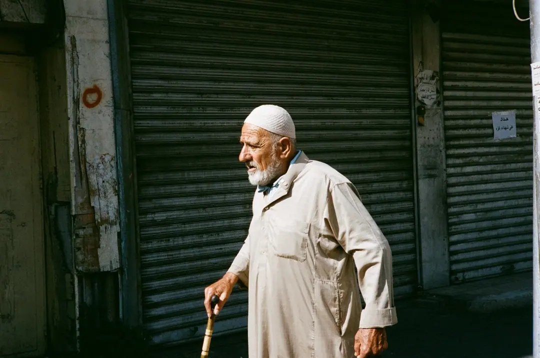 People on 35mm, frame 11 of 69